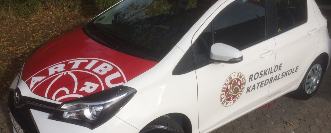 Folieindpakning af toyota for Roskilde Katedralskole